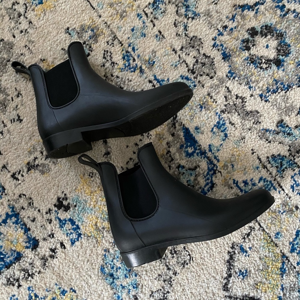 Storm size 7 black Chelsea rain booties